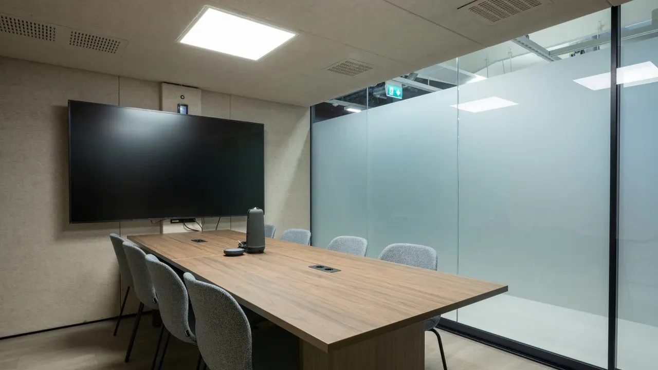 Meeting room with ceiling, screen and table
